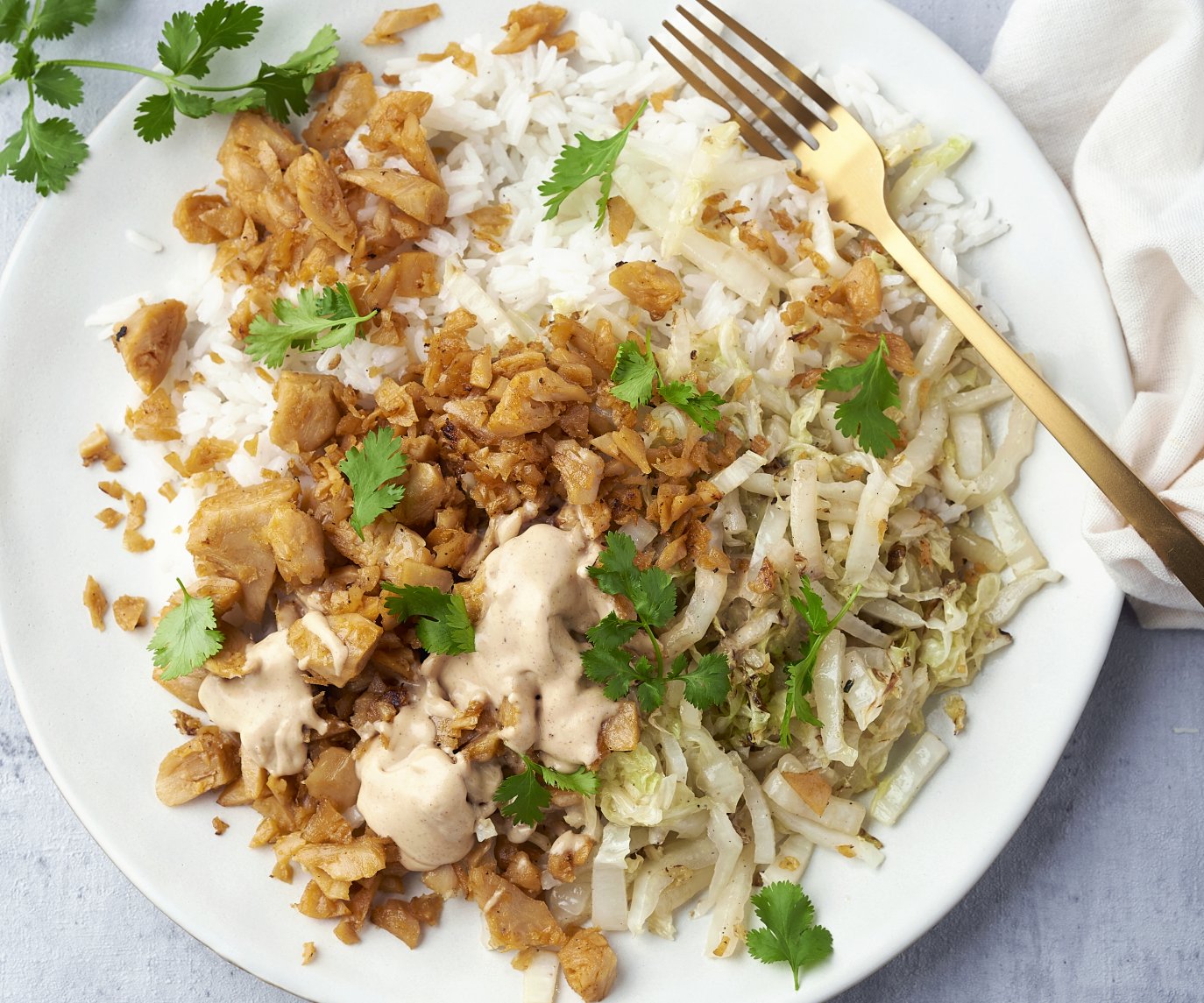 Veggie shoarma met pindasaus, rijst en gewokte Chinese kool