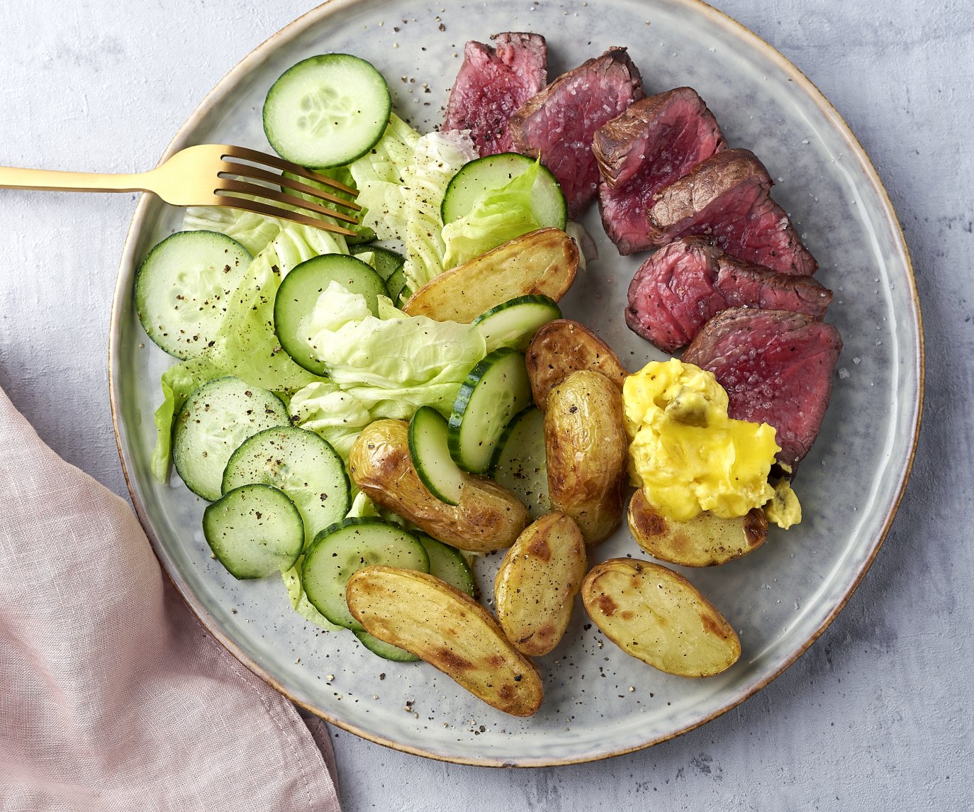 Steak met picklesboter, geroosterde krieltjes en salade