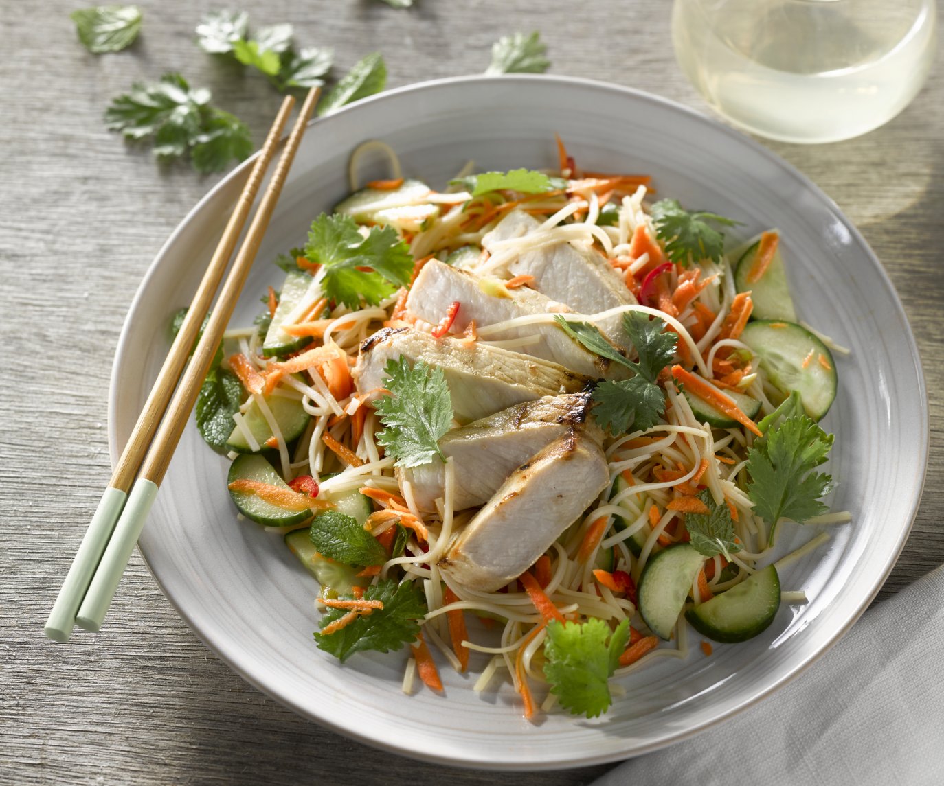 Vietnamese salade met varkensvlees en krokante groentjes