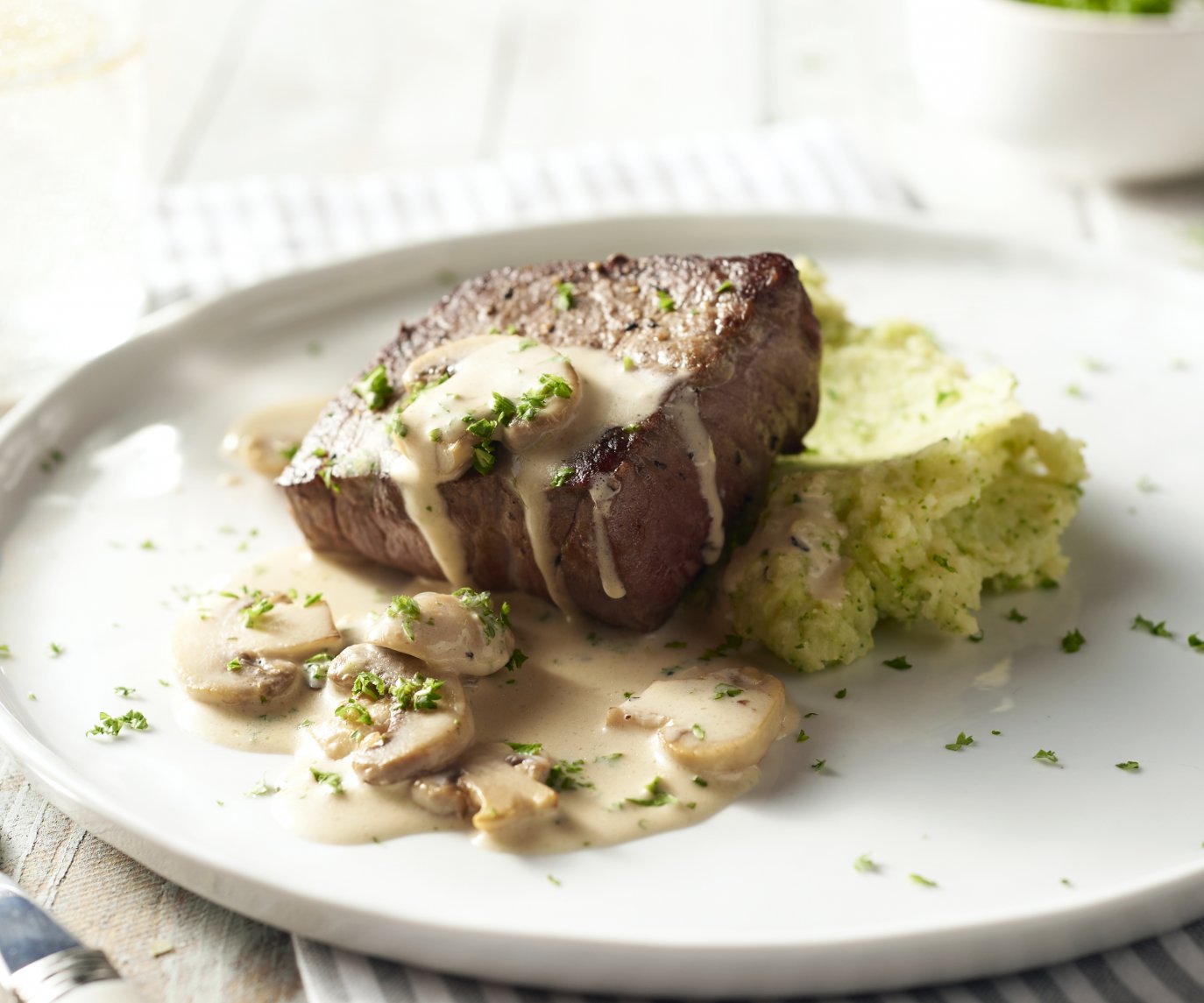 Steak met broccolipuree en champignonroomsaus