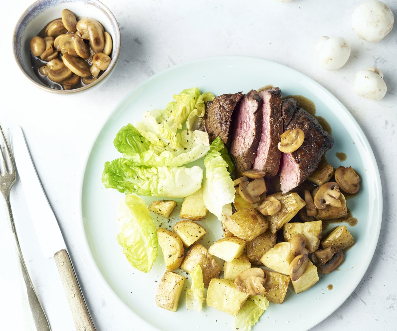 Steak met balsamico-champignons en geroosterde aardappelen