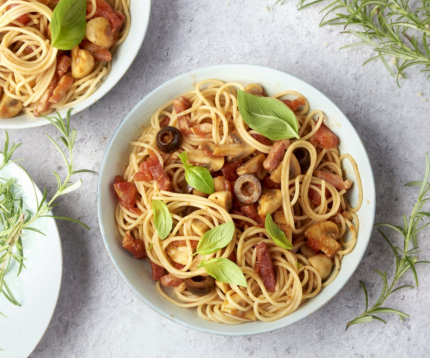 Spaghetti cacciatore met gerookt spek, olijven en champignons