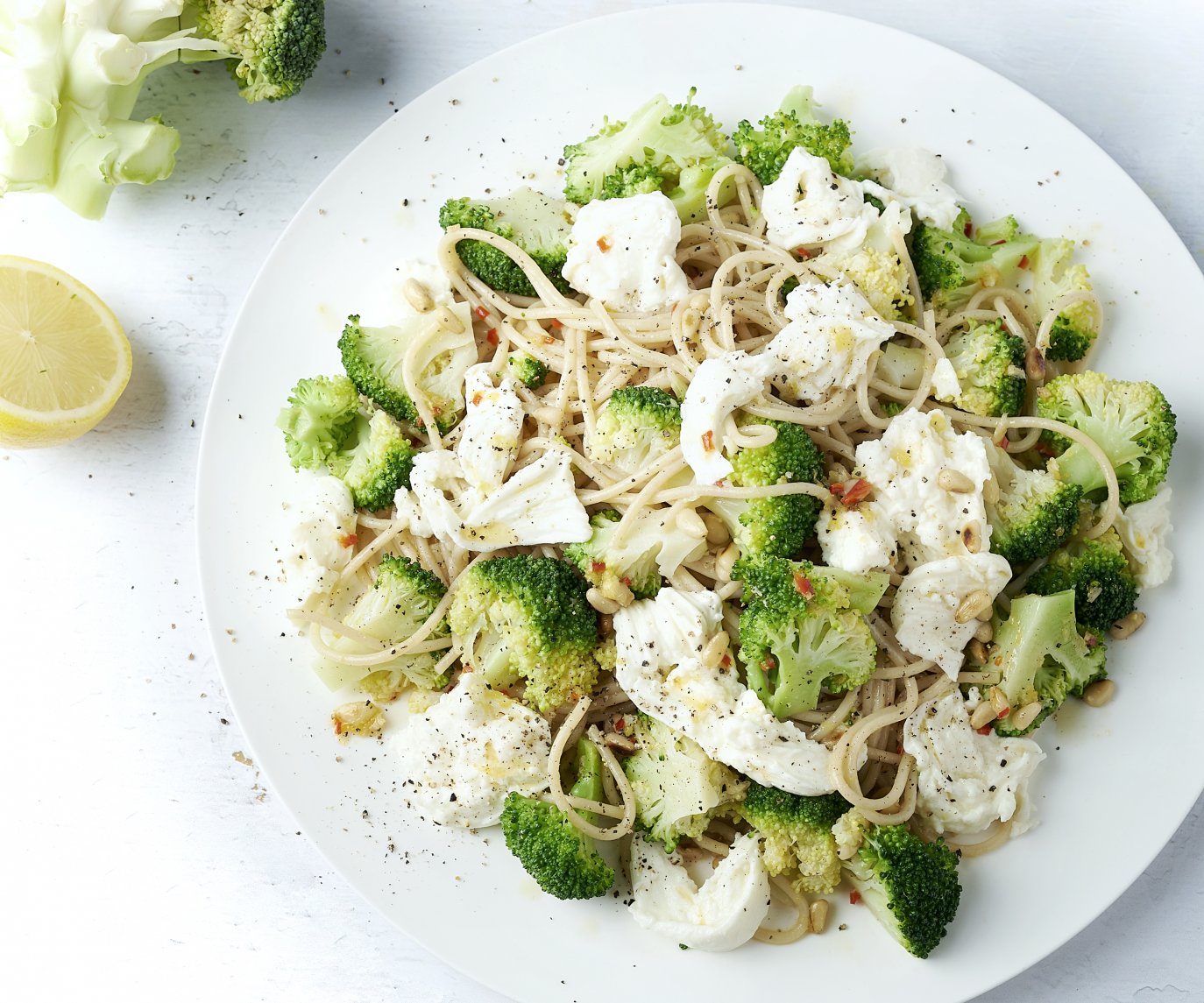 Volkoren spaghetti met broccoli, chili, citroen en mozzarella