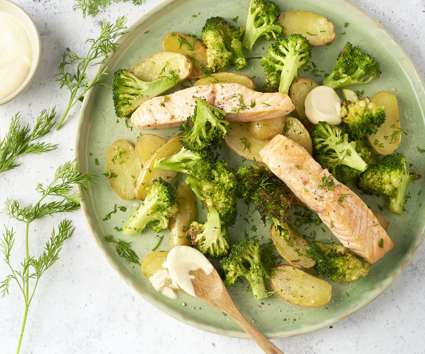 Zalm, krieltjes en broccoli op één bakplaat met mosterddressing
