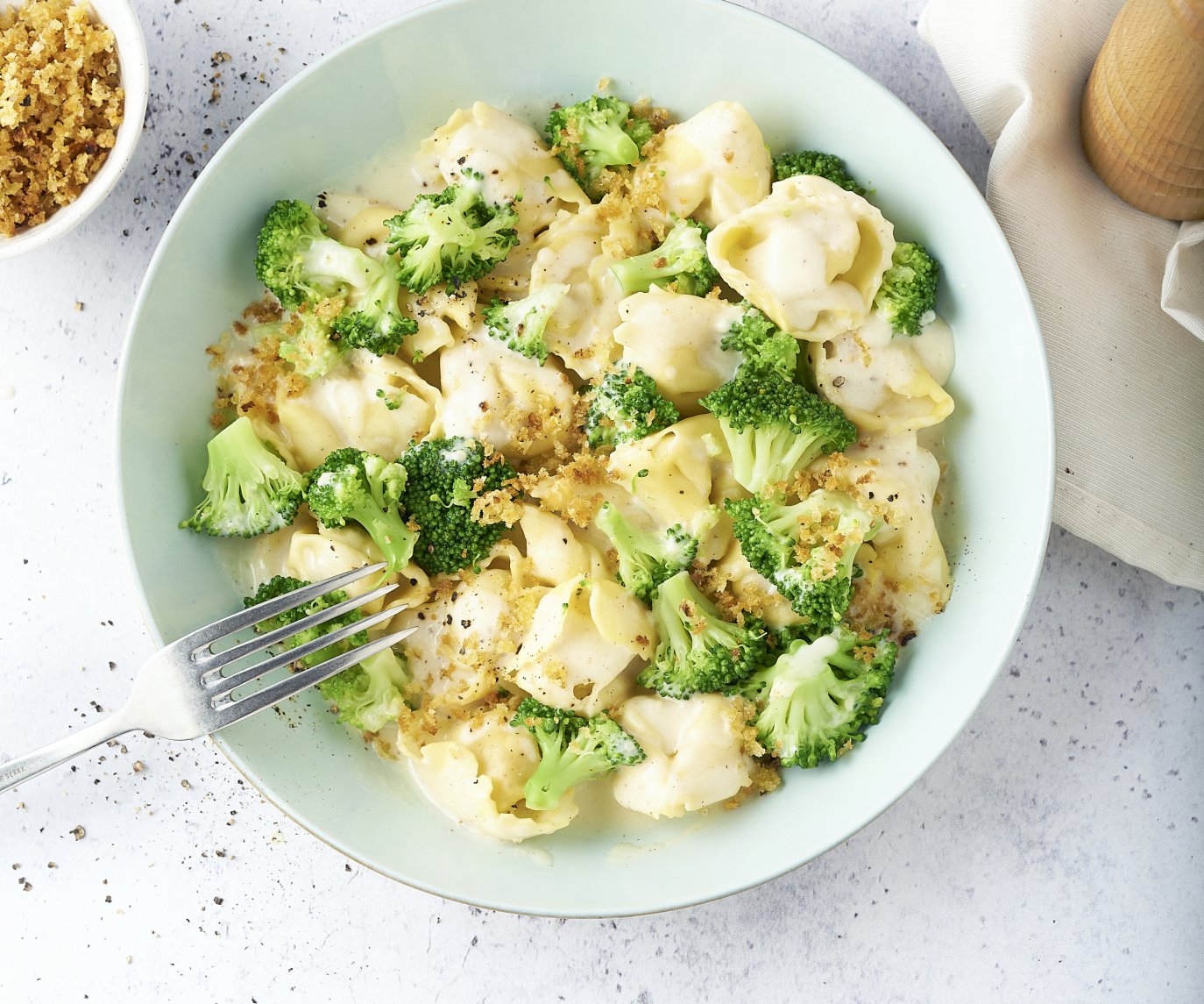 Tortellini in kaassaus met broccoli en pangrattato