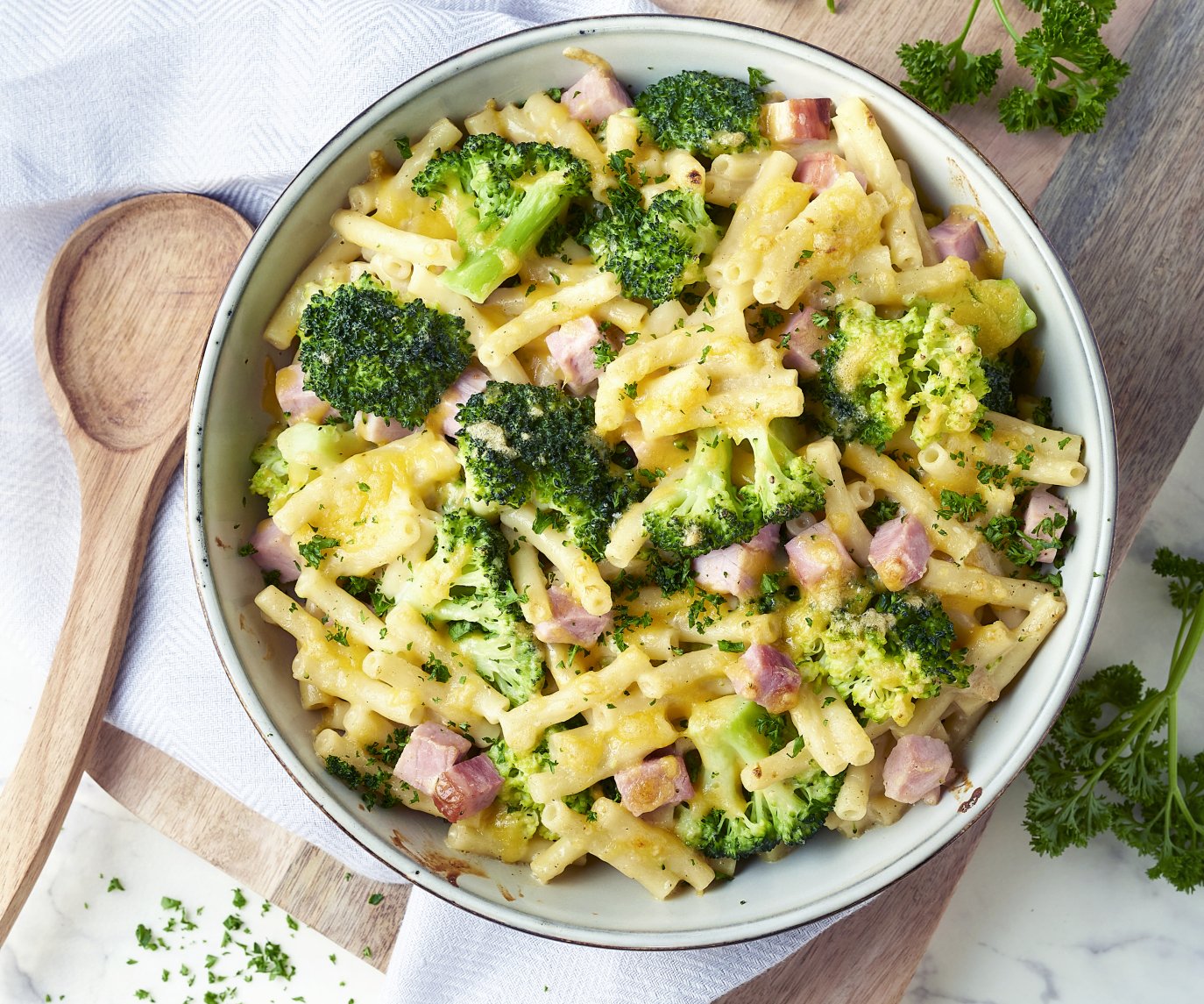 Macaroni met ham, cheddar-mosterd kaassaus en broccoli